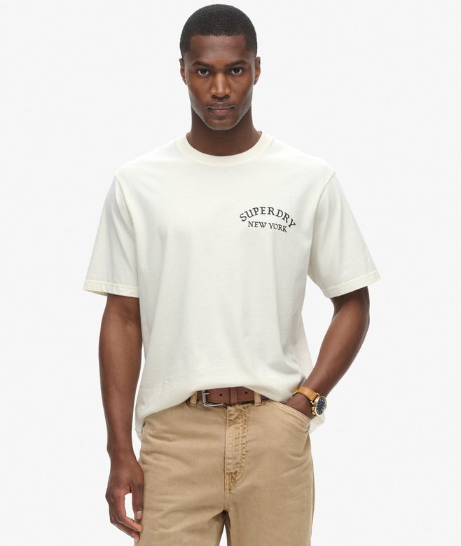 Lockeres T-Shirt mit Tattoo-Grafik auf dem Rücken Lockeres T-Shirt mit Tattoo-Grafik auf dem Rücken