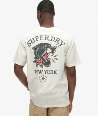 Lockeres T-Shirt mit Tattoo-Grafik auf dem Rücken