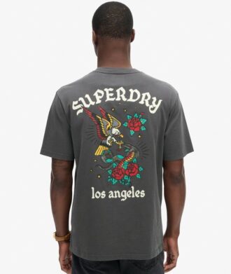 Lockeres T-Shirt mit Tattoo-Grafik auf dem Rücken