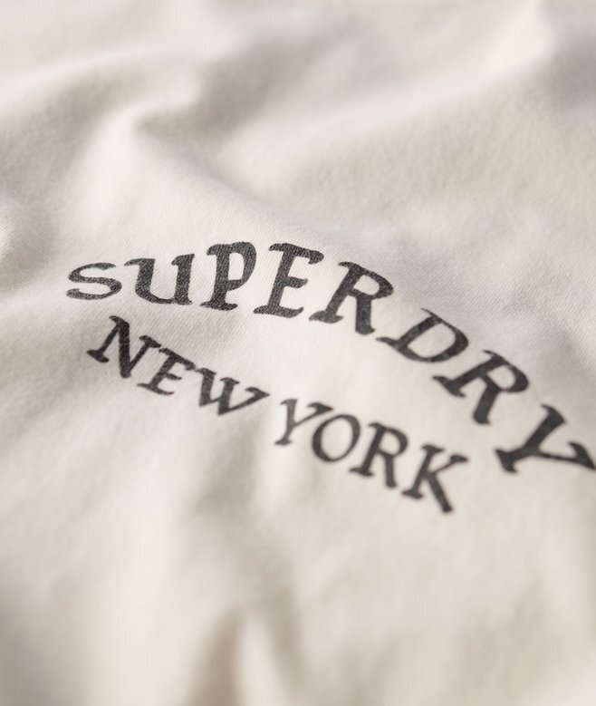 Lockeres T-Shirt mit Tattoo-Grafik auf dem Rücken Lockeres T-Shirt mit Tattoo-Grafik auf dem Rücken
