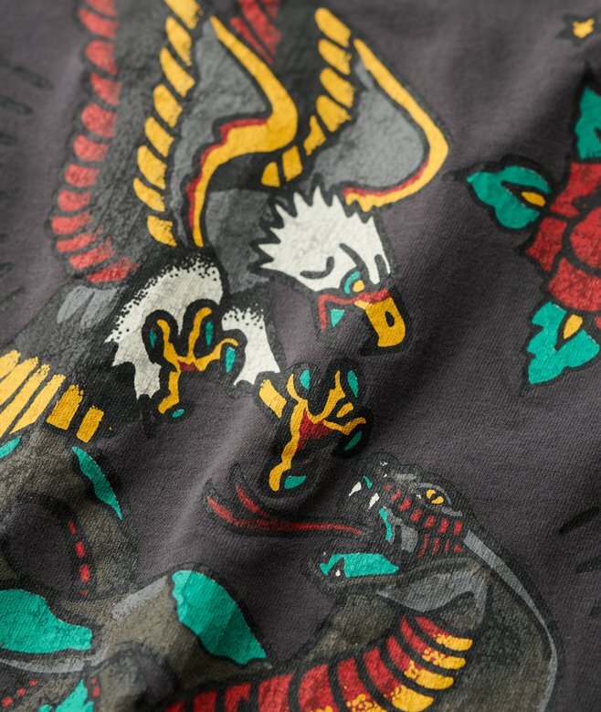 Lockeres T-Shirt mit Tattoo-Grafik auf dem Rücken Lockeres T-Shirt mit Tattoo-Grafik auf dem Rücken