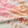 Lässiges T-Shirt mit farblich abgestimmter Grafik Lässiges T-Shirt mit farblich abgestimmter Grafik