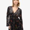 Midi-Kleid aus Jacquard mit ausgestellten Ärmeln Midi-Kleid aus Jacquard mit ausgestellten Ärmeln
