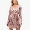 Mini-Kleid mit ausgestellten Ärmeln und Jacquard-Muster Mini-Kleid mit ausgestellten Ärmeln und Jacquard-Muster