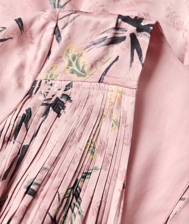 Mini-Kleid mit ausgestellten Ärmeln und Jacquard-Muster Mini-Kleid mit ausgestellten Ärmeln und Jacquard-Muster