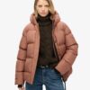 Mittellange Sport-Puffer-Jacke mit Kapuze