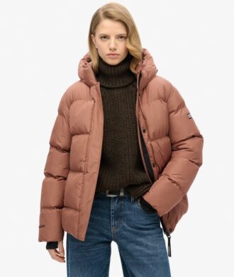 Mittellange Sport-Puffer-Jacke mit Kapuze