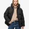 Mittellange Sport-Puffer-Jacke mit Kapuze