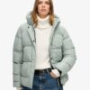 Mittellange Sport-Puffer-Jacke mit Kapuze