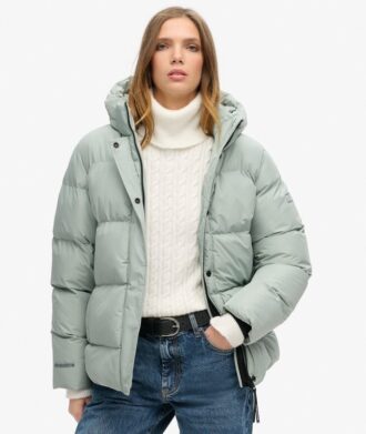 Mittellange Sport-Puffer-Jacke mit Kapuze
