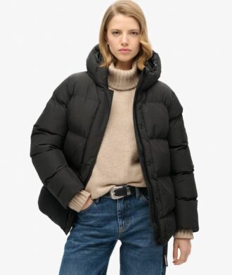 Mittellange Sport-Puffer-Jacke mit Kapuze