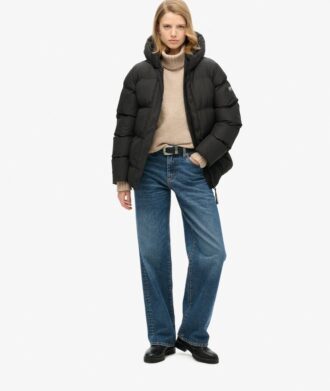 Mittellange Sport-Puffer-Jacke mit Kapuze