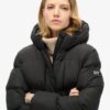 Mittellange Sport-Puffer-Jacke mit Kapuze