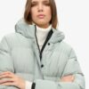 Mittellange Sport-Puffer-Jacke mit Kapuze