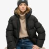 Mittellange Sport-Puffer-Jacke mit Kapuze