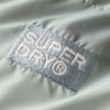 Mittellange Sport-Puffer-Jacke mit Kapuze