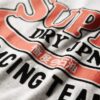 Neu interpretiertes klassisches Grafik-T-Shirt