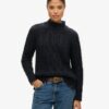 Pullover mit hohem Kragen und Zopfmuster Pullover mit hohem Kragen und Zopfmuster