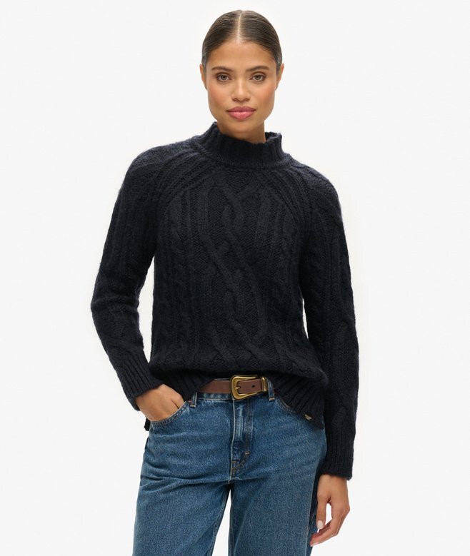 Pullover mit hohem Kragen und Zopfmuster Pullover mit hohem Kragen und Zopfmuster