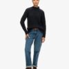 Pullover mit hohem Kragen und Zopfmuster Pullover mit hohem Kragen und Zopfmuster