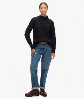 Pullover mit hohem Kragen und Zopfmuster Pullover mit hohem Kragen und Zopfmuster
