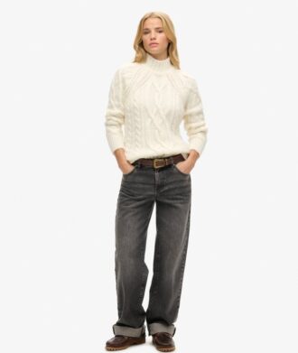 Pullover mit hohem Kragen und Zopfmuster Pullover mit hohem Kragen und Zopfmuster