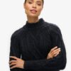 Pullover mit hohem Kragen und Zopfmuster Pullover mit hohem Kragen und Zopfmuster
