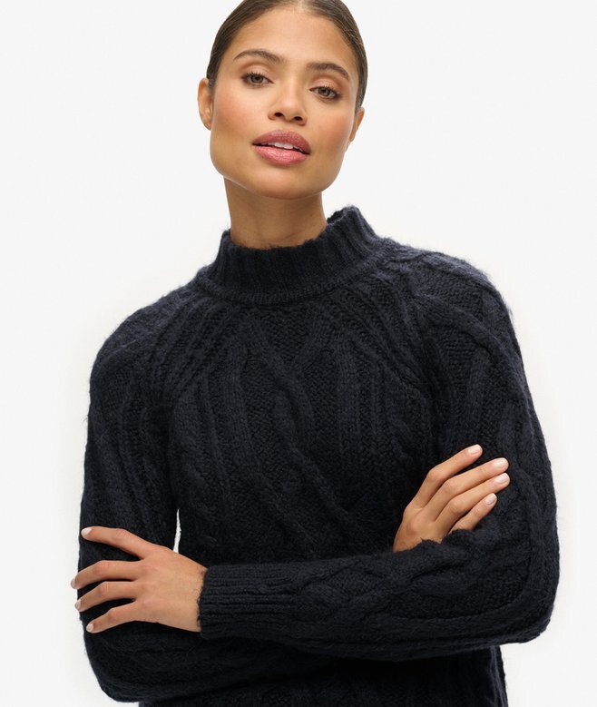 Pullover mit hohem Kragen und Zopfmuster Pullover mit hohem Kragen und Zopfmuster