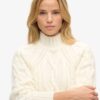 Pullover mit hohem Kragen und Zopfmuster Pullover mit hohem Kragen und Zopfmuster