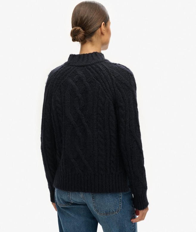 Pullover mit hohem Kragen und Zopfmuster Pullover mit hohem Kragen und Zopfmuster