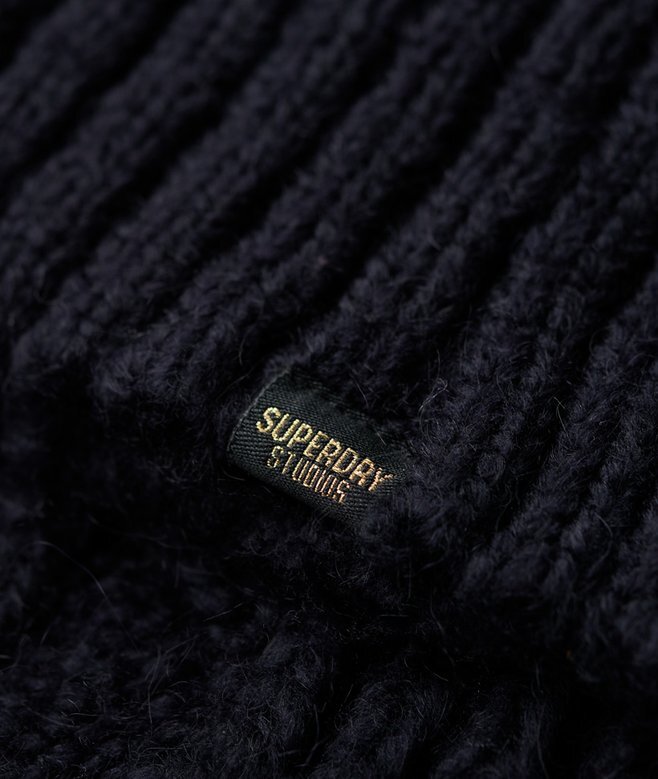 Pullover mit hohem Kragen und Zopfmuster Pullover mit hohem Kragen und Zopfmuster