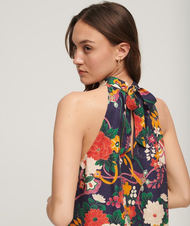 Ärmelloses Minikleid mit hohem Ausschnitt Ärmelloses Minikleid mit hohem Ausschnitt