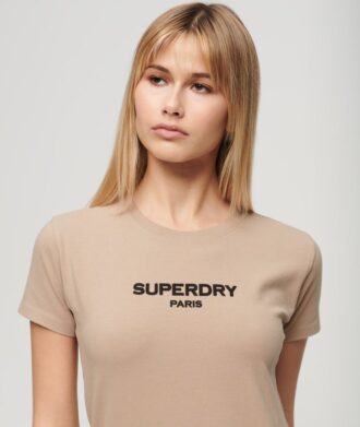 Sport Luxe Logo – Tailliertes, kurzes T-Shirt