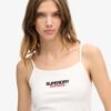 Sportliches, figurbetontes Cami-Oberteil mit Logo
