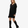 Strickkleid mit V-Ausschnitt Strickkleid mit V-Ausschnitt