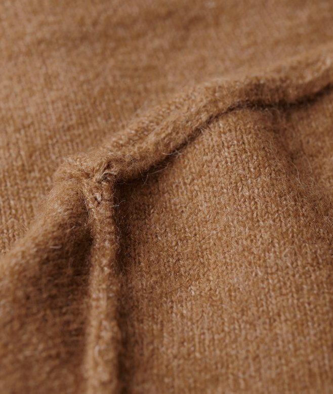 Strickkleid mit V-Ausschnitt Strickkleid mit V-Ausschnitt