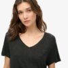 Studios Slub T-Shirt mit Stickerei und V-Ausschnitt Studios Slub T-Shirt mit Stickerei und V-Ausschnitt