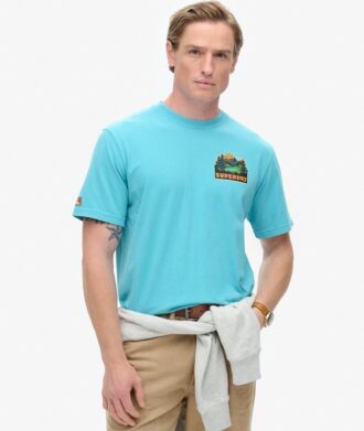 T-Shirt mit Aufdruck „Travel Postcard Chest“ T-Shirt mit Aufdruck „Travel Postcard Chest“