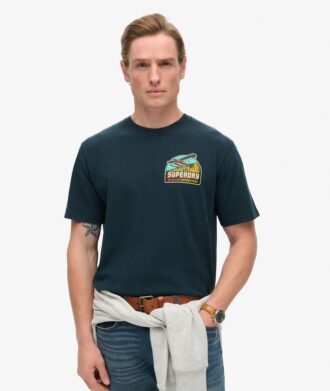 T-Shirt mit Aufdruck „Travel Postcard Chest“ T-Shirt mit Aufdruck „Travel Postcard Chest“