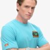 T-Shirt mit Aufdruck „Travel Postcard Chest“