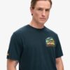 T-Shirt mit Aufdruck „Travel Postcard Chest“