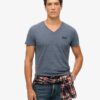 T-Shirt mit V-Ausschnitt und „Organic Cotton Essential“-Logo T-Shirt mit V-Ausschnitt und „Organic Cotton Essential“-Logo