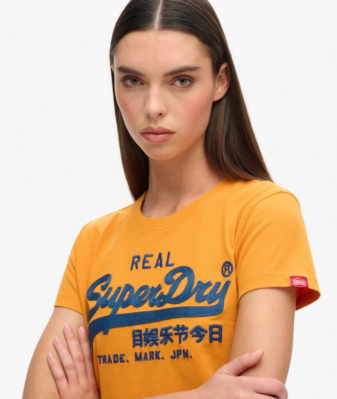 Tailliertes T-Shirt mit gesticktem Vintage-Logo Tailliertes T-Shirt mit gesticktem Vintage-Logo