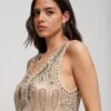 Verziertes Minikleid mit V-Ausschnitt Verziertes Minikleid mit V-Ausschnitt