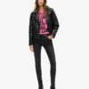 Verziertes Punk-T-Shirt mit Flügelärmeln Verziertes Punk-T-Shirt mit Flügelärmeln