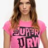 Verziertes Punk-T-Shirt mit Flügelärmeln Verziertes Punk-T-Shirt mit Flügelärmeln