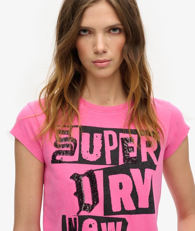 Verziertes Punk-T-Shirt mit Flügelärmeln Verziertes Punk-T-Shirt mit Flügelärmeln