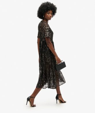 Voluminöses, gestuftes Midi-Kleid aus Mesh Voluminöses, gestuftes Midi-Kleid aus Mesh