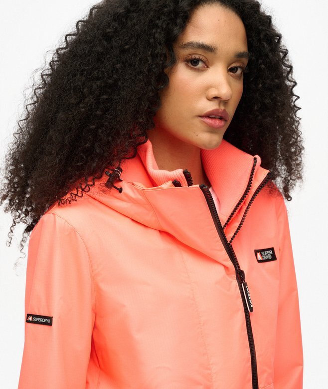 Windjacke mit Kapuze für den Berg Windjacke mit Kapuze für den Berg