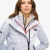Windjacke mit Kapuze für den Berg Windjacke mit Kapuze für den Berg